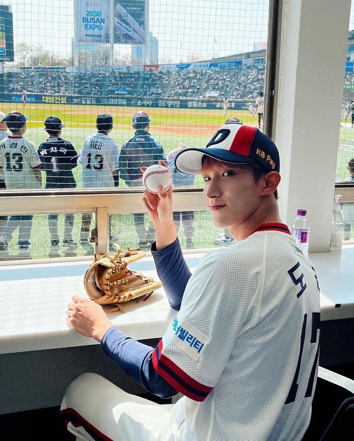 DK Seventeen, yang pernah memiliki cita-cita menjadi pemain bisbol mendapat kesempatan melakukan first pitch untuk MLB. Ia mengenakan jersey Shohei Ohtani’s Dodgers lengkap dengan topi, membuatnya terlihat seperti pemain profesional./ Foto: instagram.com/mlb