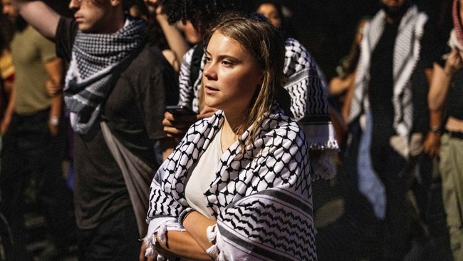 Perjalanan Menegangkan Kapal Bantuan Greta Thunberg Menuju Gaza Sebuah kapal bantuan yang membawa 12 aktivis, termasuk pegiat iklim asal Swedia, Greta Thunberg, kini mendekati Gaza setelah mencapai pesisir Mesir.