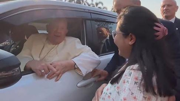 Ibu Hamil Diberkati Paus Fransiskus