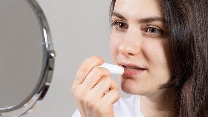 7 Rekomendasi Lip Oil yang Bagus untuk Bibir Hitam dan Kering