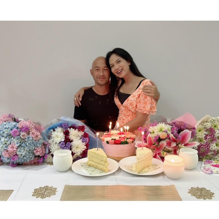 <p>Usia pernikahan pasangan ini juga tak lagi muda. Meski begitu, keduanya tetap terlihat romantis dan hangat, ya.(Foto: Instagram @kinaryosihmoney)<br /><br /><br /></p>