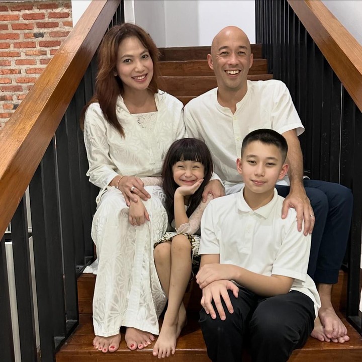 <p><em>So sweet</em> ya, Bunda? Kita doakan, semoga rumah tangga pasangan ini langgeng dan bahagia selamanya, ya. (Foto: Instagram @kinaryosihmoney)</p>