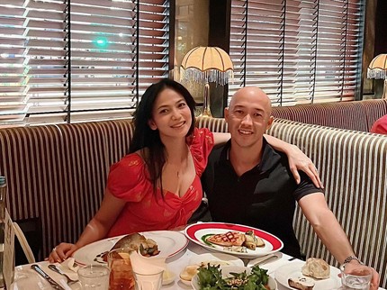 7 Potret Kinaryosih dan Suami Bule yang Jarang Tersorot, Adem & Romantis Bun