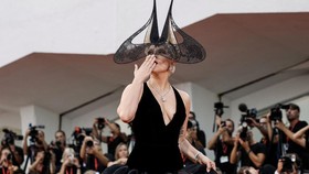 FOTO: Cinta Lady Gaga di Red Carpet Festival Film Venesia