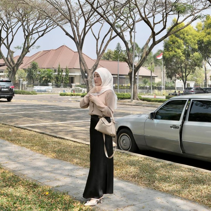 <p>Larissa juga terlihat modis dengan padu padan kemeja cokelat dan rok berwarna hitam yang dilengkapi pashmina warna putih. Gaya <em>fashion</em> Larissa usai menikah dan melahirkan kerap menuai pujian. Tak sedikit netizen yang memintanya untuk terus mengunggah OOTD sebagai inspirasi berbusana. "Terlihat seperti gadis, awet muda banget, ditambah fashionnya ngebantu bikin awet muda masyaallah," komentar @faniafau****. "Cii sering-sering deh post OOTD, buat inspo yang berhijab, makasiii hehe," ucap @hennypasrian**** (Foto: Instagram @larissachou)</p>