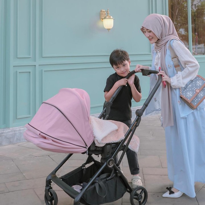 <p>Kali ini, Larissa Chou tampil feminin dengan kemeja dan <em>dress</em> berwarna biru pastel yang dipadukan bersama hijab pashmina warna cokelat muda. Ia juga mengenakan <em>pointy shoes</em> dengan aksen pita warna hitam. (Foto: Instagram @larissachou)</p>