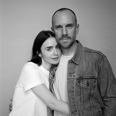 3 Tahun Menikah, Pesan Haru Lilly Collins Saat Rayakan Anniversary dengan Suami