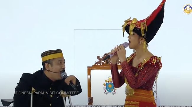 Lyodra Ginting dan Anton 'Jamaica Cafe' membawakan lagu The Prayer di atas panggung Misa Suci Paus Fransiskus di SUGBK Jakarta pada Kamis (5/9).