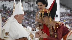 FOTO: Momen Lyodra Diberkati Paus Fransiskus dan Tampil di Misa Suci