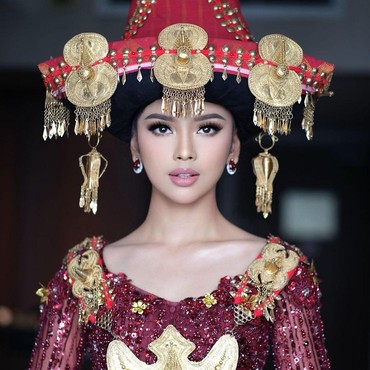 Pakai Baju Adat Karo, Lyodra Tampil Cantik di Acara Misa Bareng Paus Fransiskus