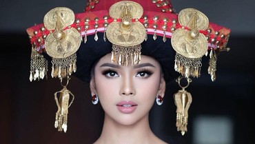 Pakai Baju Adat Karo, Lyodra Tampil Cantik di Acara Misa Bareng Paus Fransiskus