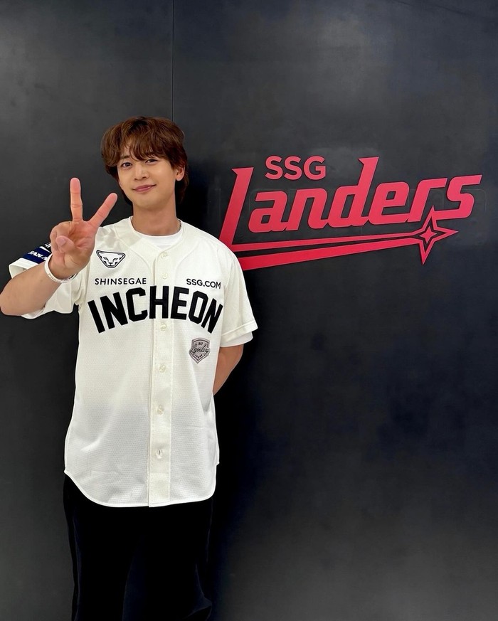 Minho, seorang bintang yang penuh semangat dan sangat menyukai olahraga ini adalah penggemar berat SSG Landers. Ia mengenakan jersey putih dan memamerkan keahliannya seperti seorang profesional./ Foto: Elle Korea