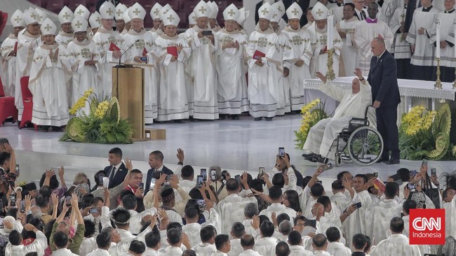 Pemimpin Gereja Katolik dunia, Paus Fransiskus, menyampaikan sejumlah pesan menyentuh terhadap para jemaat Misa Suci yang digelar di Stadion GBK, Jakarta.