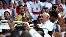 Warga Padati Kedubes Vatikan-Bandara Soetta, Iringi Kepulangan Paus