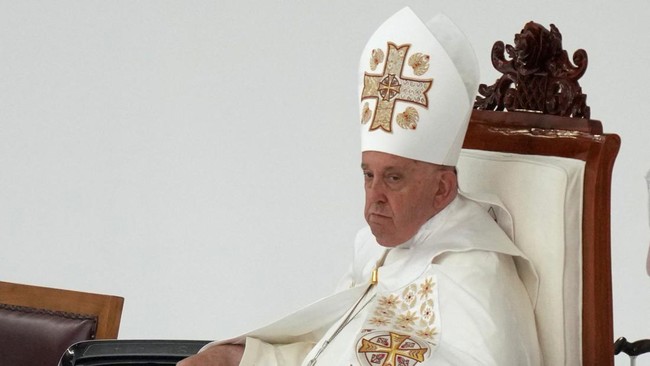 Pemimpin gereja Katolik dunia sekaligus Kepala Negara Vatikan, Paus Fransiskus, disebut sangat khawatir dengan kesehatannya saat ini.