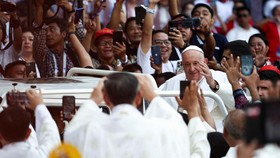 Sosok Gondrong 'Mirip Yesus' Curi Perhatian di Misa Paus Fransiskus