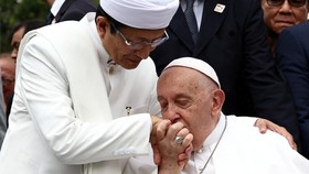 Balas Kecupan Kening, Paus Fransiskus Cium Tangan Imam Masjid Istiqlal
