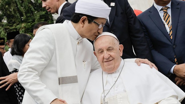 Ikatan Persaudaraan Umat Beragama Terjalin erat Saat Paus Fransiskus Menerima Tanda Penghormatan dari Imam Besar Masjid Istiqlal