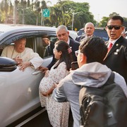 5 Momen Hangat Paus Fransiskus dengan Warga Indonesia, Berkati Ibu Hamil-Petugas Bandara!