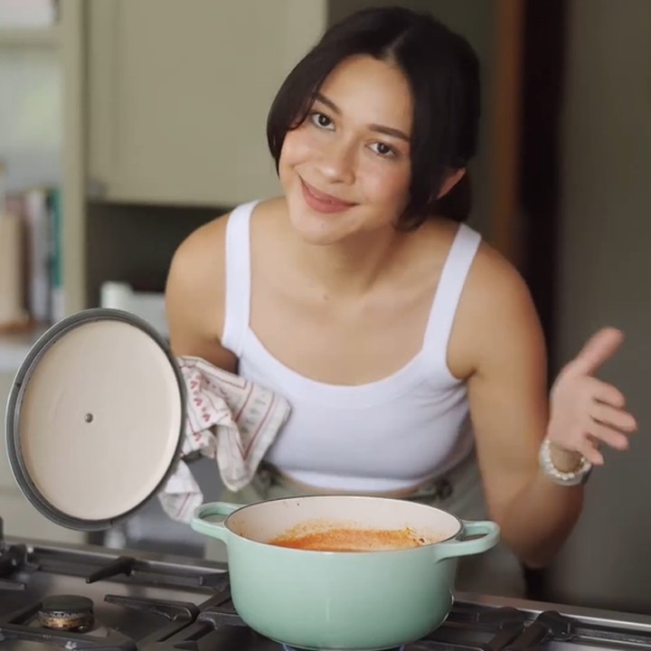 <p>Nana Mirdad kerap membagikan video resep di Instagram. Dalam videonya, ia memaparkan bahan-bahan hingga mengolahnya menjadi hidangan lezat. Kali ini, ia memperagakan cara memasak saus<em> bolognese.</em> Ia tak lupa menuliskan resep masakannya secara rinci di keterangan video. "Yuhuuuu ini dia resep <em>bolognese</em> <em>sauce</em> ala aku. Ini sebenernya <em>sauce</em>-nya bisa <em>di-pairing</em> sama buanyak <em>main dish</em> ya, tapi kali ini aku pakai untuk buat <em>spaghetti bolognese,"</em> ucapnya. (Foto: Instagram @nanamirdad_)</p>