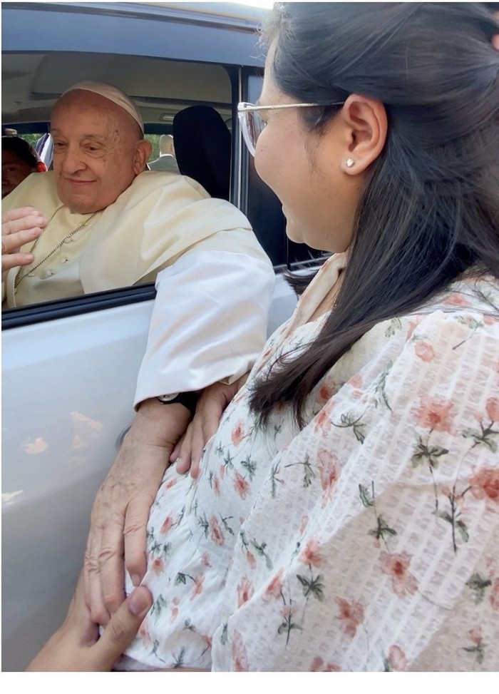 Kisah ibu hamil diberkati Paus Fransiskus viral di media sosial. Perempuan bernama Veronica Intan itu rela menunggu demi bertemu Paus Fransiskus.