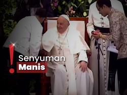 Detik-detik Paus Fransiskus Berkati Anak Nadiem Makarim