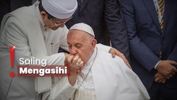 img-title Momen Hangat Paus Fransiskus Balas Kecupan Imam Masjid Istiqlal