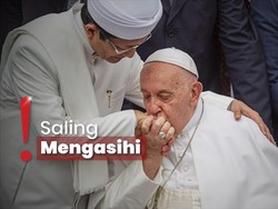 Momen Hangat Paus Fransiskus Balas Kecupan Imam Masjid Istiqlal