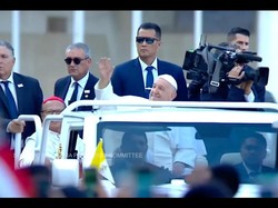 Paus Fransiskus Naik Maung Sapa Umat Misa Akbar di Stadion Madya GBK