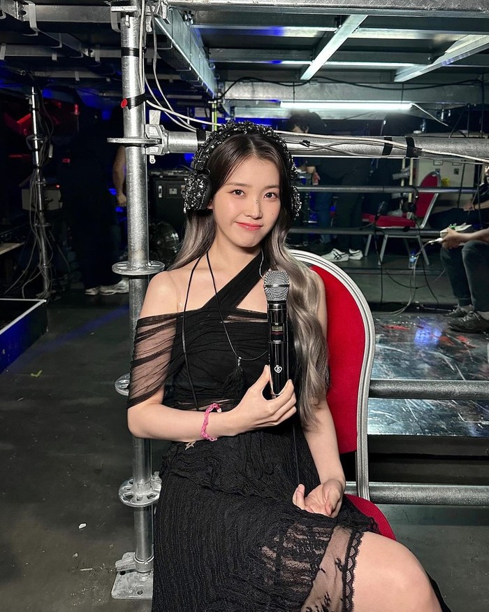 Penyanyi-penulis lagu sekaligus aktris Korea, IU, diidolakan banyak orang, termasuk idol K-Pop sekalipun. Popularitasnya terefleksikan dalam hasil survei terbaru Gallup Korea di mana ia berhasil menempati posisi pertama. / Foto: instagram.com/dlwlrma