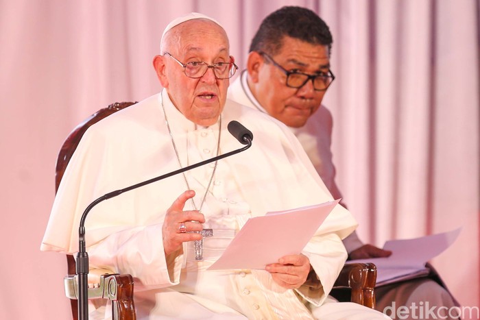Paus Fransiskus tiba di Masjid Istiqlal, Jakarta, Kamis (5/9/2024). Paus Fransiskus tiba di Masjid Istiqlal pada pukul 09.15 WIB. Dia menggunakan kursi roda yang didorong oleh salah satu pengawalnya.