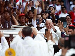 Momen Paus Fransiskus di Misa SUGBK: Viva Il Papa Menggema-Berkati Anak-anak