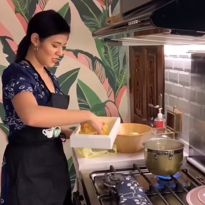<p>Tak ketinggalan, Raisa juga menampilkan video saat memasak hidangan favorit sang suami. Ia membuat <em>pasta pappardelle</em> yang dilengkapi dengan sosis. "Pengen bikin konten musik tapi kok ya jadinya masak. Gapapa ya! Ini pasta kesukaannya @hamishdw, pakai semua pantry staple alias agak curang dikit pakai jalan pintas tapi dijamin enak dan cepet banget," ujarnya. (Foto: Instagram @raisa6690)</p>