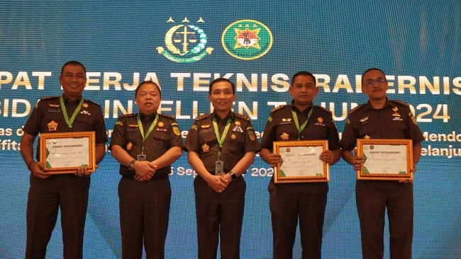 Kejati Sumut mendapat penghargaan Juara I pelaporan melalui aplikasi Inteliz terkait dengan kinerja bidang intelijen.