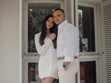 img-title Potret Lawas Ayah Alyssa Daguise Curi Perhatian, Disebut Mirip Louis Partridge