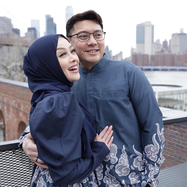 <p>Hal ini merupakan konsekuensi yang dijalani Terry setelah menikah dengan Derry yang bekerja di luar negeri. Lewat unggahannya di Instagram, baru-baru ini Terry membagikan potretnya saat mengunjungi sang suami ke Negeri Paman Sam. (Foto: Instagram @terryputri)</p>