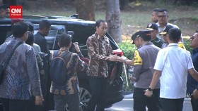 VIDEO: Jokowi Tiba di GBK Pakai Mobil Sama Dipakai Paus Fransiskus