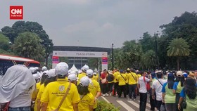 VIDEO: Ribuan Umat Katolik Penuhi GBK Jelang Misa Suci Paus Fransiskus