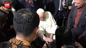 VIDEO: Paus Fransiskus Berkati Meru, Anak Penderita Kanker Otak