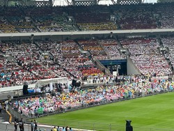Sempat Gerimis di Stadion GBK, Umat Misa Akbar Pakai Jas Hujan Warna-warni