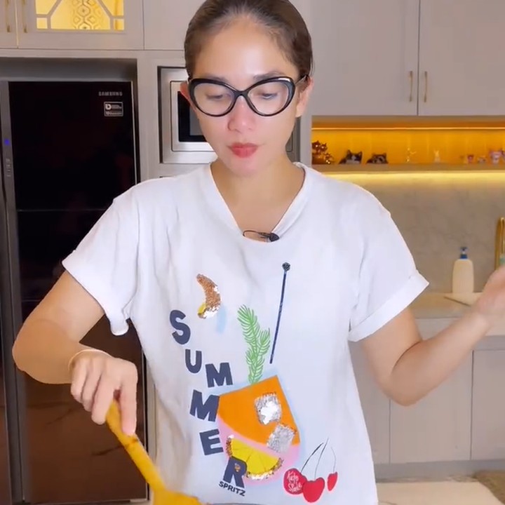 <p>Ussy Sulistiawaty juga sering membagikan konten bertajuk Masak Bareng Ussy di media sosial. Di video yang baru diunggah, Ussy menampilkan demo masak hidangan favorit sang suami, yaitu tumis teri basah dan telur puyuh. "Sudah lama enggak <em>upload</em> hobi masak memasak aku. Ini menu super simple tapi cepat ngabisin nasi," tulis Ussy dalam unggahan videonya. (Foto: Instagram @ussypratama)</p>