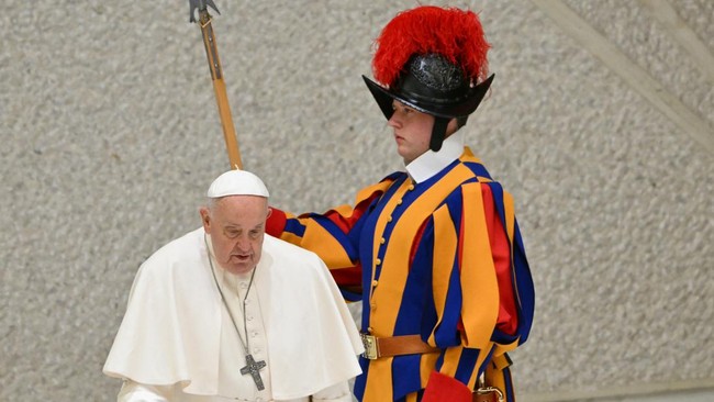 Pasukan pengawal Paus Fransiskus disebut Swiss Guard, yang bertugas menjaga keamanan Paus selama berkegiatan.