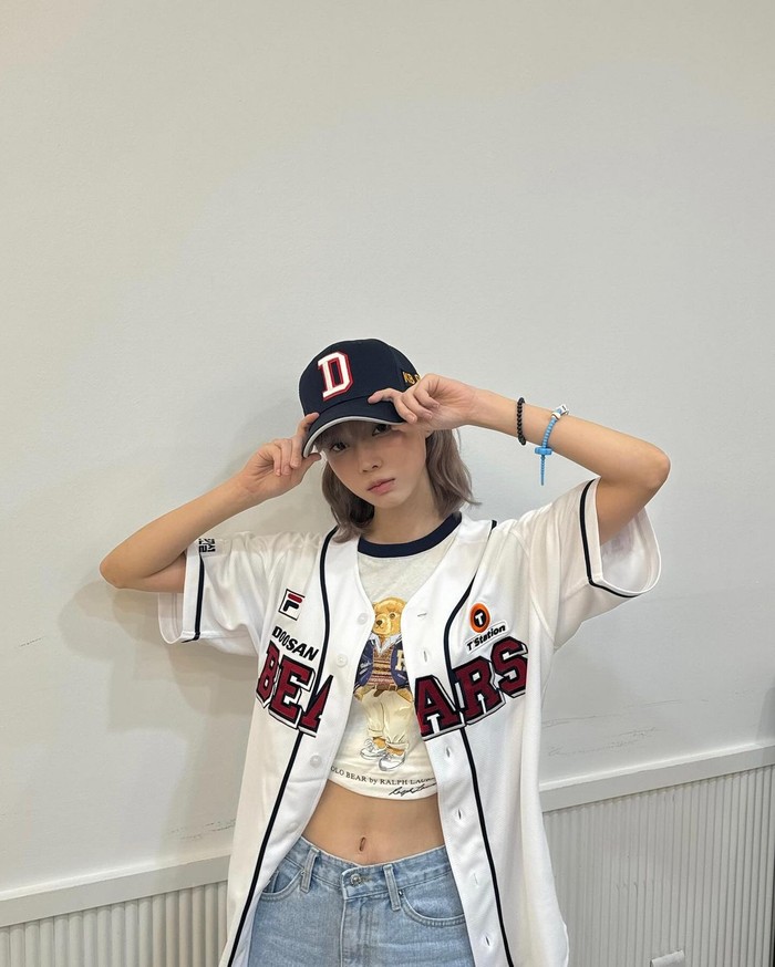 Winter juga mengunjungi stadion bisbol untuk melakukan lemparan pertama dengan Doosan Bears. Gayanya sangat stylish dengan mengenakan kaus cropped t-shirt dan motif beruang yang serasi dengan nama Bears./ Foto: Elle Korea