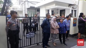 Massa Aksi 20 Tahun Kasus Munir Segel Kantor Komnas HAM