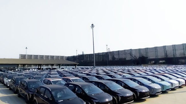Usai meresmikan serentak 10 dealer, Aion Indonesia menyerahkan 100 unit Y Plus ke para konsumen.