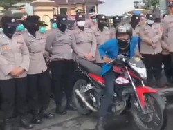 Tabahnya Polwan Saat Diasapi Knalpot Demonstran di Tasikmalaya