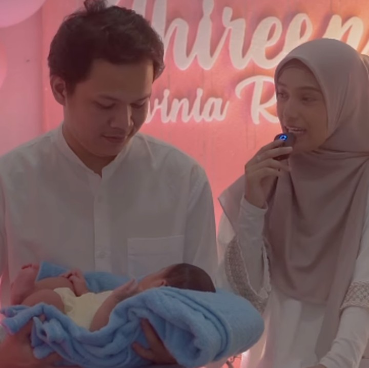 <p>Dekorasi acara juga terlihat sangat cantik nih, Bunda. Terdapat rangkaian balon warna merah muda dan putih serta backdrop bertuliskan nama lengkap Shireen. (Foto: Instagram: @nadyamustikarahayu)</p>