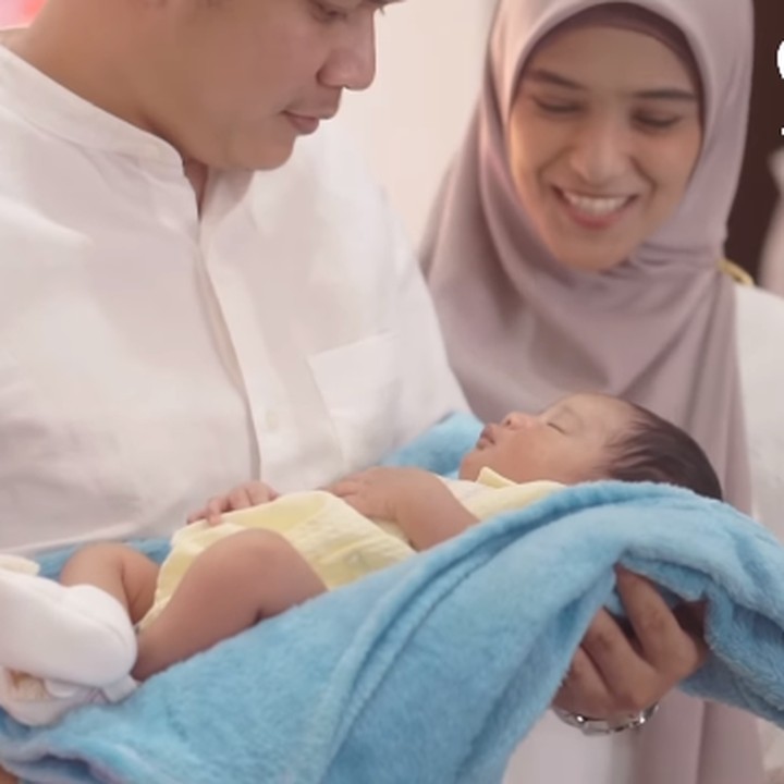 <p>"Tasyakur aqiqah Shireen," tulis Nadya Mustika dengan menyisipkan emotikon hati. (Foto: Instagram: @nadyamustikarahayu)</p>