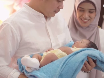 7 Potret Momen Aqiqah Shireen Anak Kedua Nadya Mustika, Wajahnya Bikin Gemas