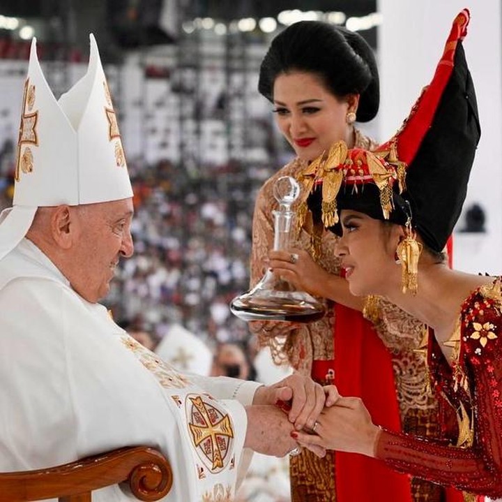 <p>Terakhir, ada Lyodra Ginting. Penyanyi ini juga beruntung karena bisa diberkati Paus Fransiskus. "Hari ini saya seberuntung itu bisa ikut misa bersama salah satu tokoh dunia Bapa Suci Paus Franciscus dan lagi saya ada di altar bersama beliau sekaligus menerima berkatnya (Foto: Instagram @lyodraofficial)</p>